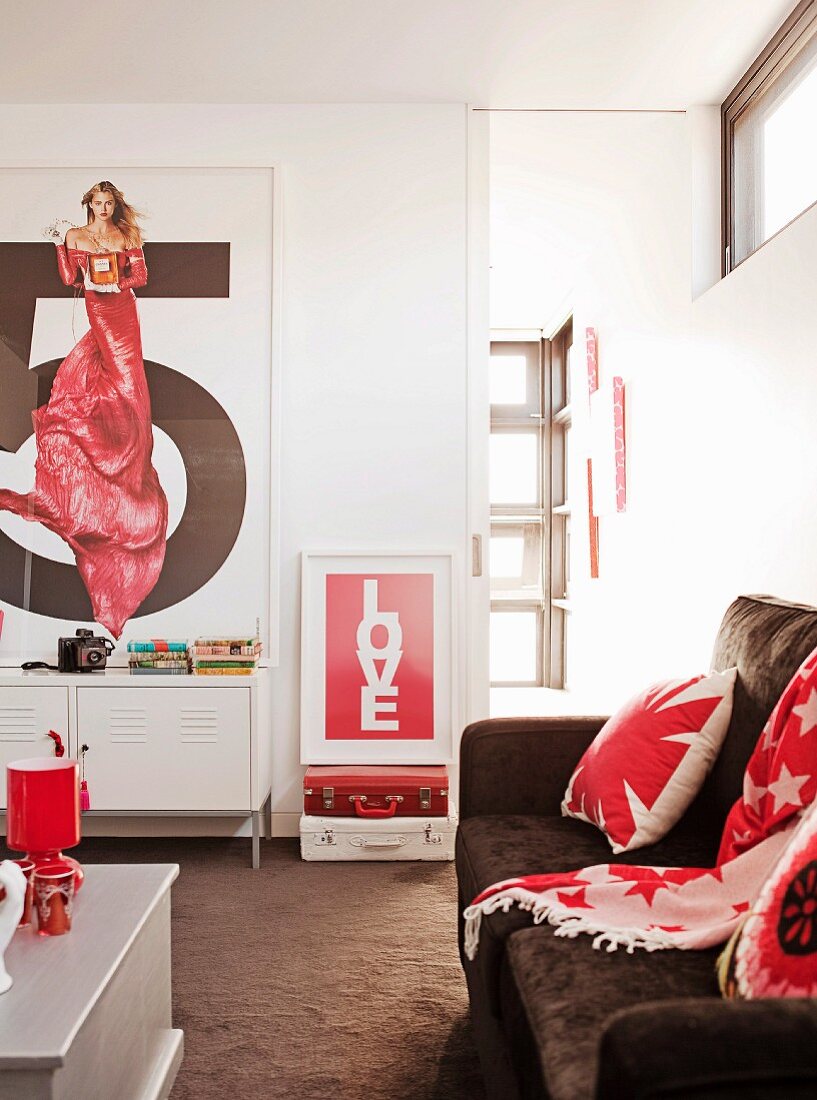 Sofa in Wohnraum mit braunen & roten Farbakzenten