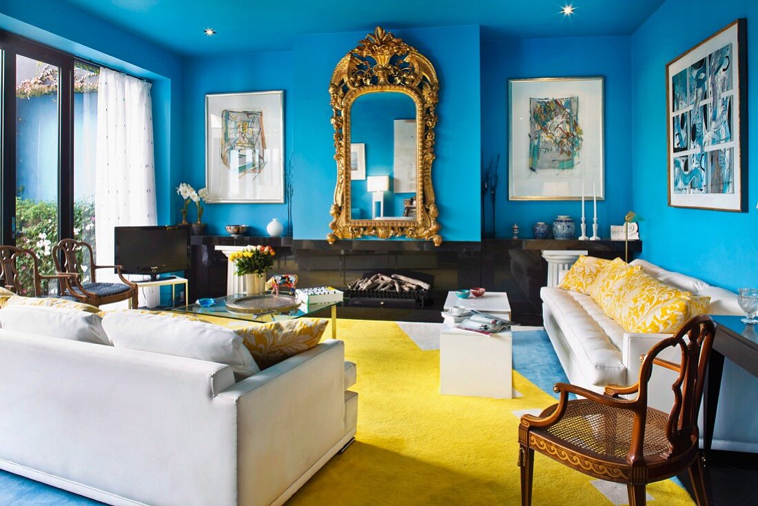Neo-klassizistisches Mobiliar in Wohnzimmer mit blauen Wänden und gelbem Teppich