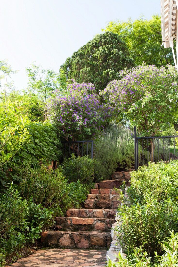 Naturstein-Treppe im Garten