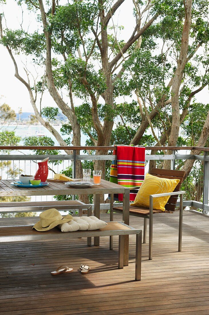 Outdoormöbel auf der Terrasse mit Seeblick