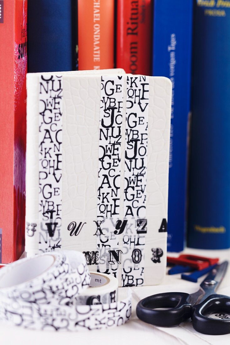 Weisses Notizbuch mit Buchstaben-Masking Tape verziert