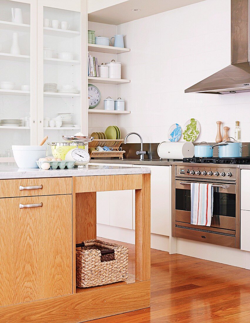 Kücheninsel mit Holzunterbau in moderner Küchenecke