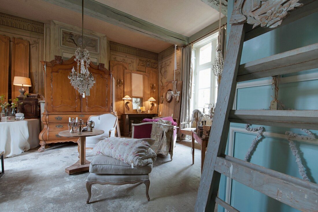 Verkaufsausstellung antiker Möbel im Salon eines alten, französischen Landhauses