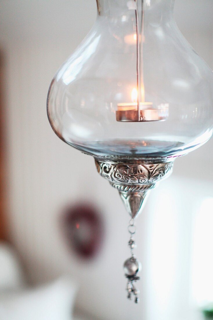 Aufgehängtes Windlicht aus Glas mit Silberschmuck