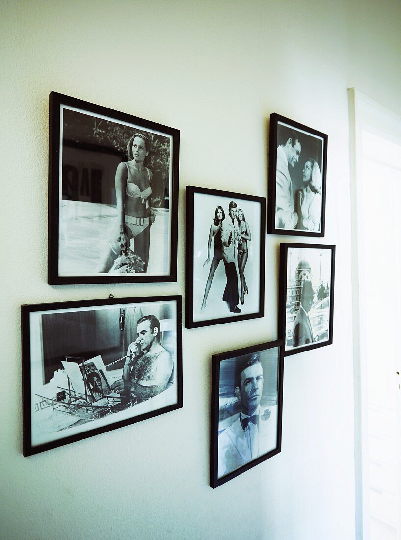 Gerahmte Schwarz-Weiß-Fotos von James Bond Schauspielern an Wand