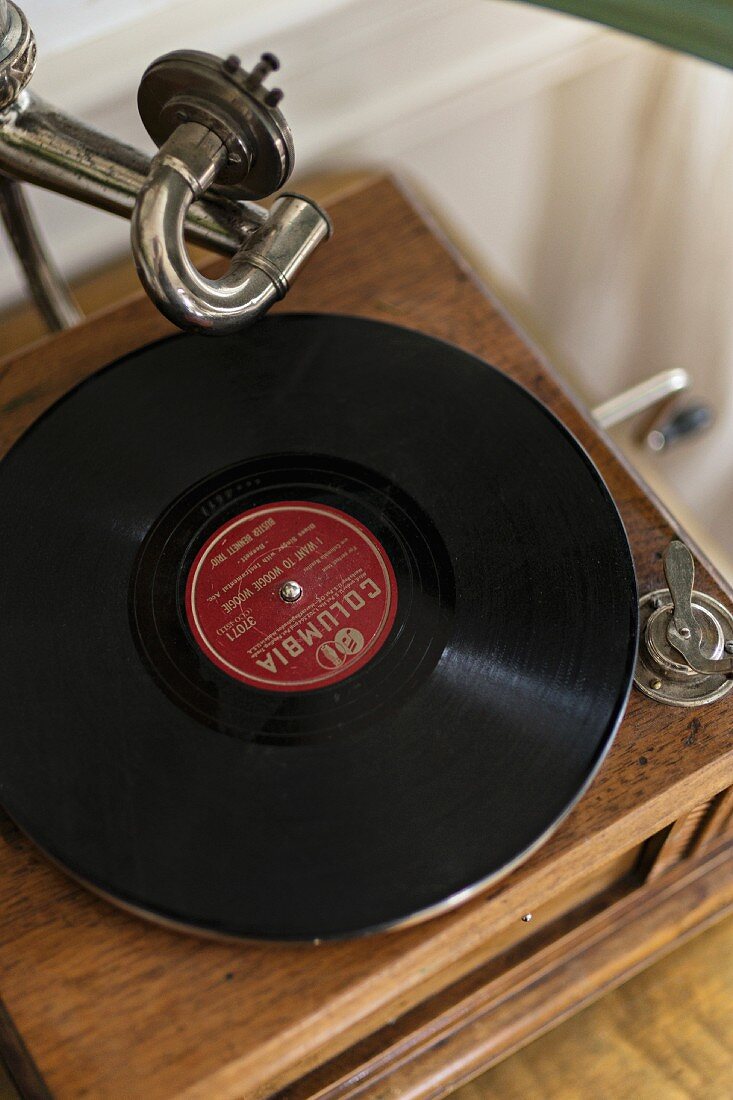 Vintage Grammophon mit Schallplatte