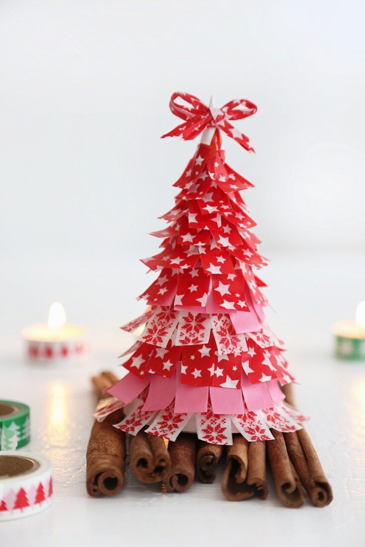 Washi Tape Weihnachtsbaum auf Zimtstangen, Kerzen beklebt mit Washi Tape