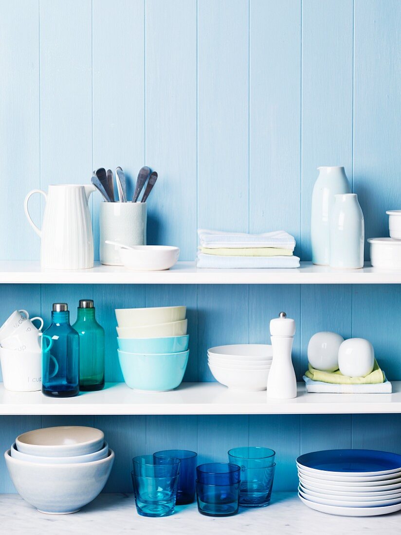 Küchenregal mit Geschirr & Utensilien in Blau & Weiß