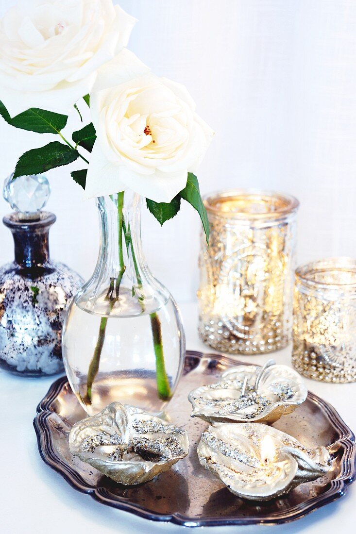 Silbertablett mit blattförmigen Schälchen und Vase mit weissen Rosen