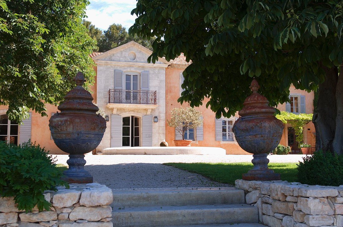 Herrschaftliches Anwesen in der Provence, den Zugang schmücken zwei altertümliche Urnen