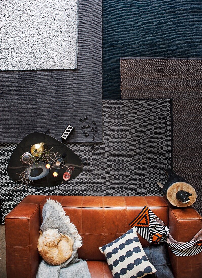 Teppiche in Anthrazit-Tönen in einem Wohnzimmer mit Couchtisch und Ledersofa