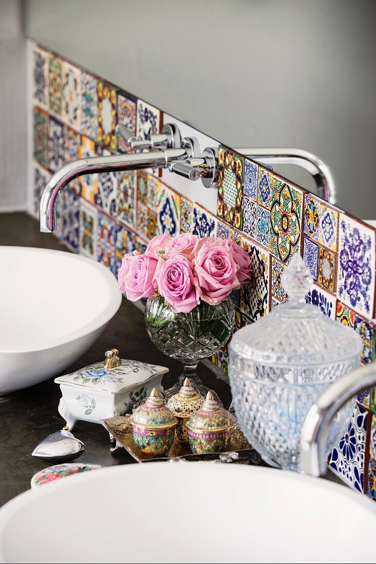 Ausschnitt eines Waschtisches mit Designer Wandarmatur und Fliesen mit verschiedenen orientalischen Mustern