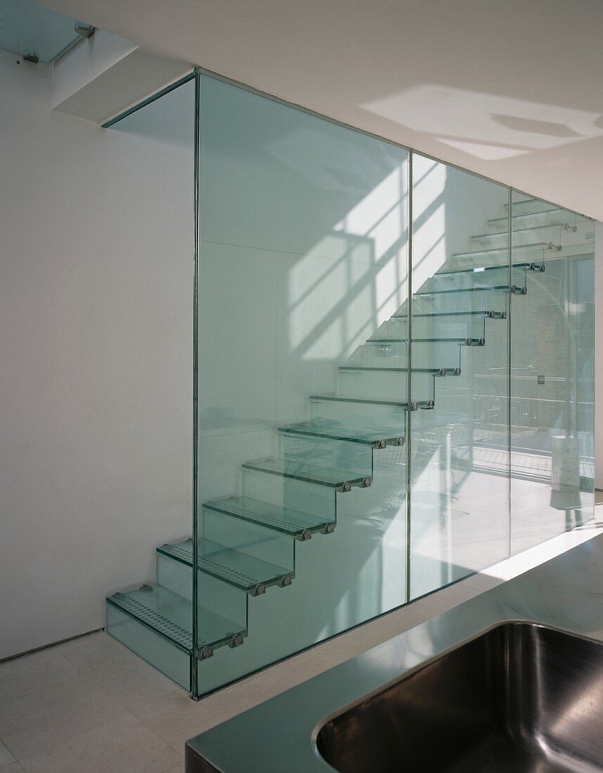 Transparentes Treppenhaus mit Glasabtrennung und Stufen aus Glas