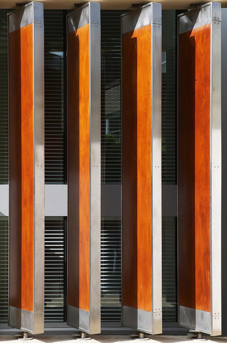 Drehbare Fensterläden aus Holz im Metallrahmen