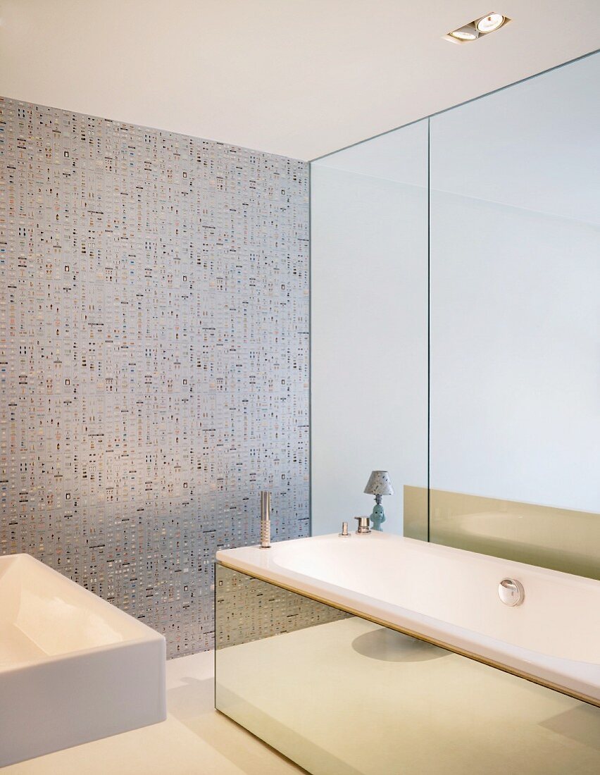 Spiegelkabinett -modernes Badezimmer mit Spiegelverkleidung an Badewanne vor raumhohem Spiegel
