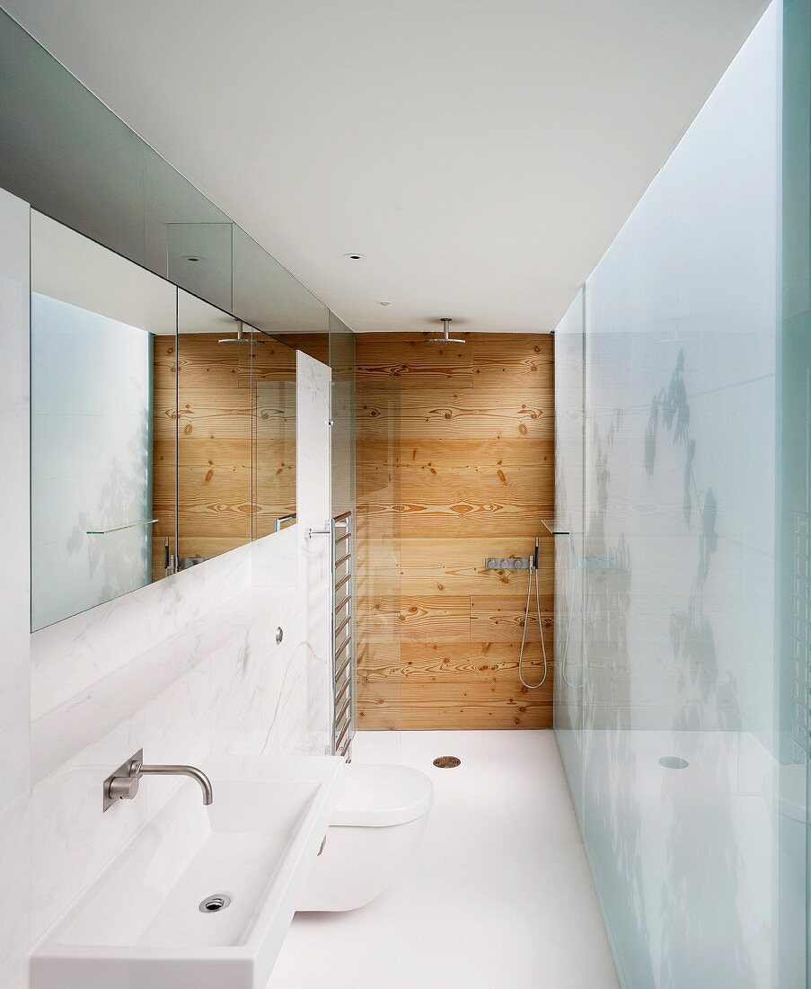 Schmales zeitgenössisches Bad mit nebeneinander geordneten Funktionen und bodenebener Dusche