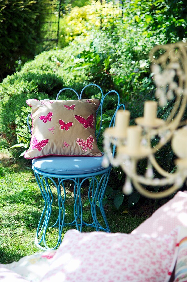 Blauer Gartenstuhl mit Kissen