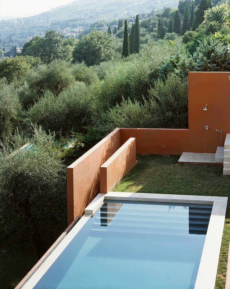 Blick auf Pool und Aussendusche im gestalteten Garten in Mediterraner Landschaft