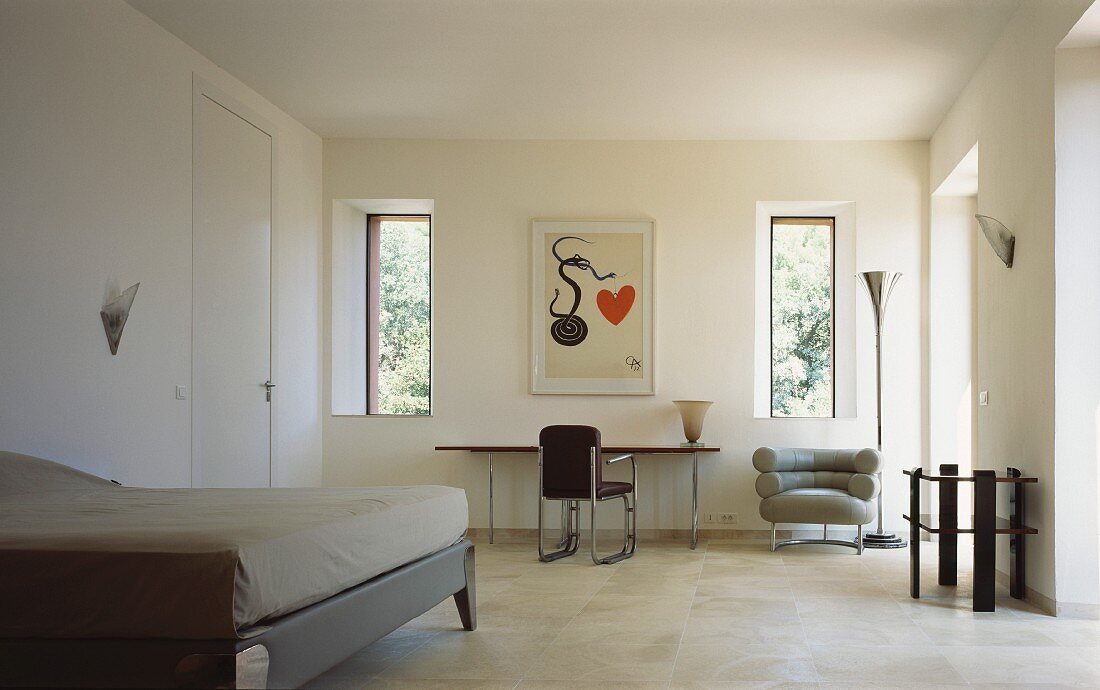 Minimalistisches Schlafzimmer mit Stuhl und Sessel im Bauhausstil