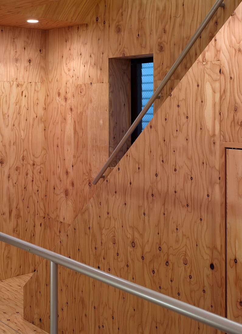 Treppenhaus und Treppe mit Holzverkleidung