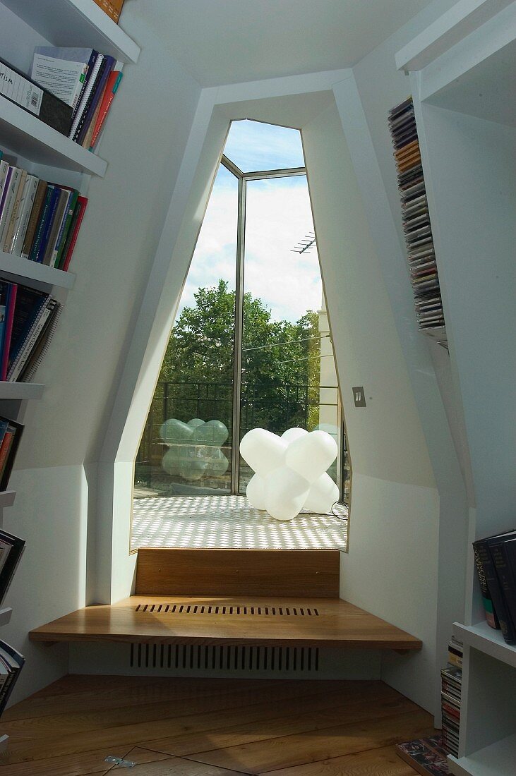 Futuristischer Raum mit offenem Türdurchgang und Blick auf Designer Bodenleuchte