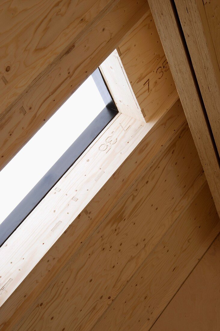 Ausschnitt einer Dachschräge mit Holzverkleidung und Dachflächenfenster
