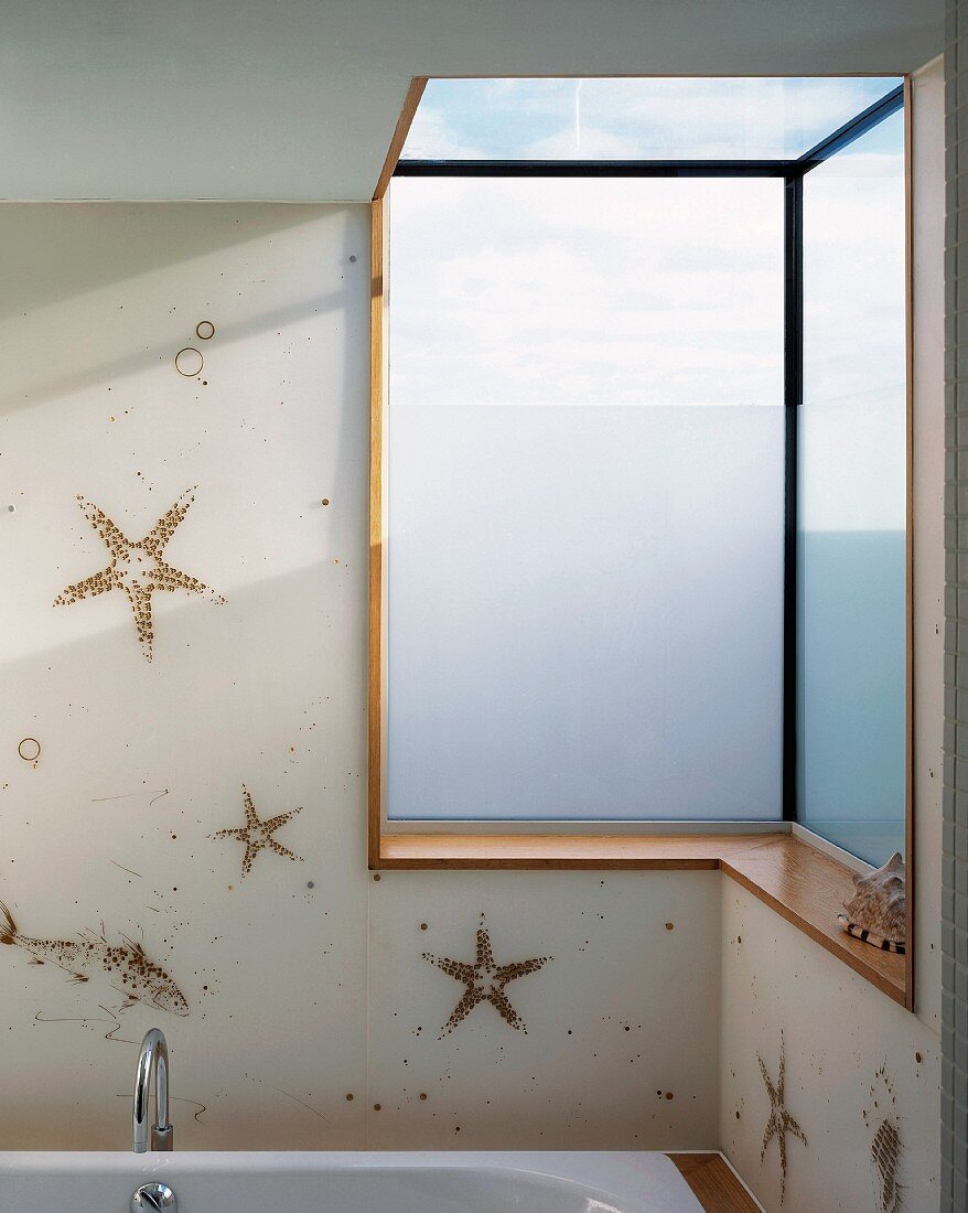 Three-dimensional corner window and starfish motif above bathtub