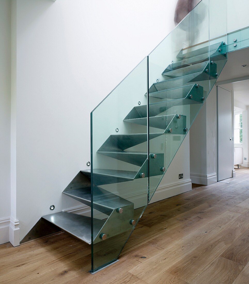 Kubistische Designertreppe aus Metall mit Glasgeländer in puristischen Vorraum