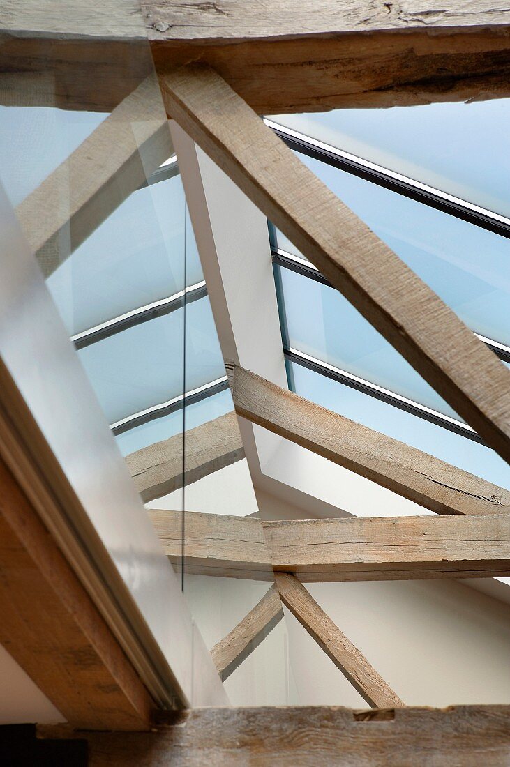 Blick auf modernes Oberlicht über alter rustikaler Holzkonstruktion