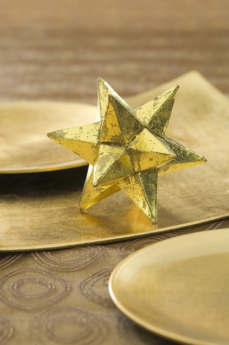 Weihnachtliche Deko mit goldenem Stern