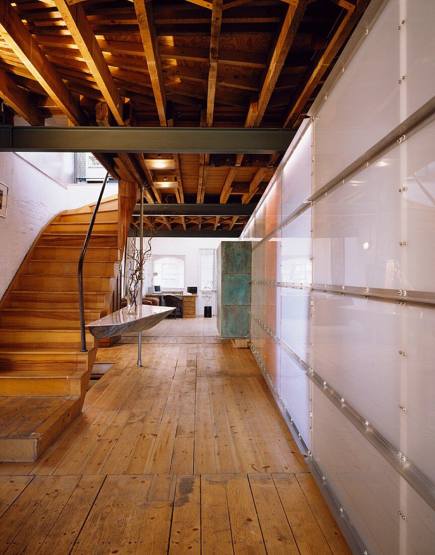 Loftartiger Wohnraum mit altem Dielenboden und Holztreppe mit Galerieeinbau