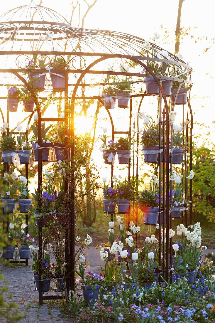 Gazebo-Pavillon mit Blumen bepflanzt