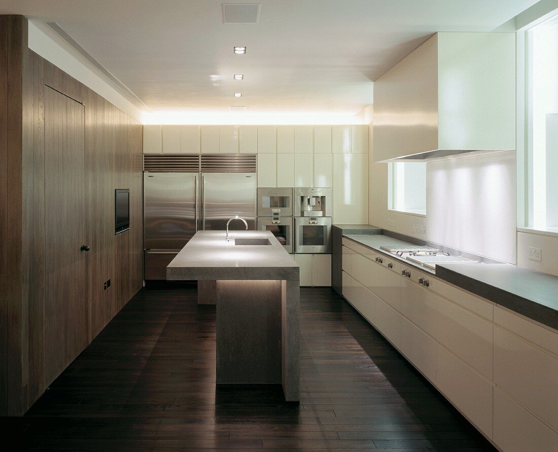 Moderne hermetische Küche mit freistehendem Küchenblock und weisser Küchenzeile