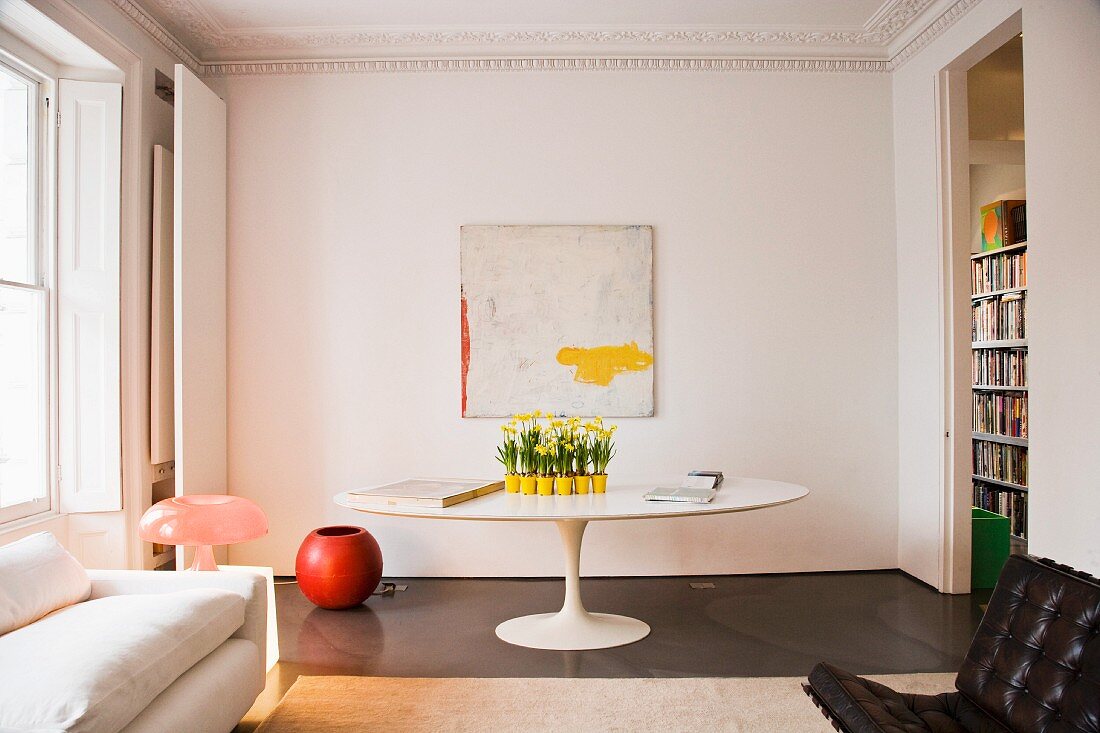 Sofa und Tisch im Stilmix im klassischen Ambiente