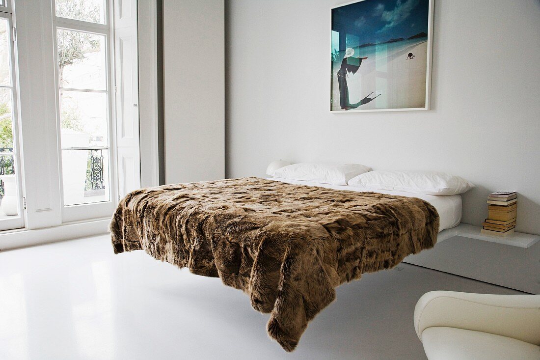 Braune Fell-Tagesdecke auf Doppelbett im minimalistischen Schlafraum