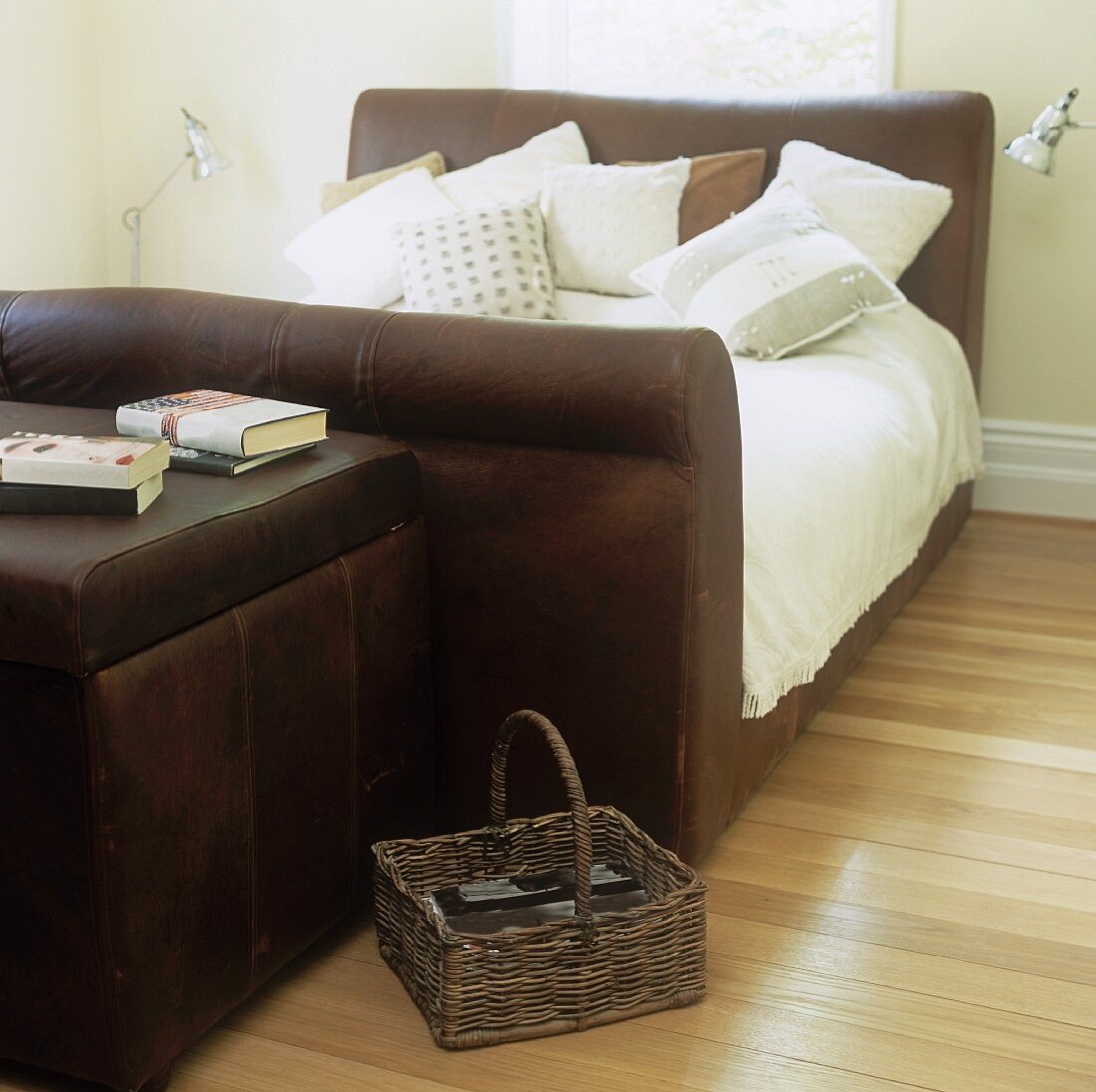 Doppelbett mit braunem Lederbezug in einem Schlafzimmer