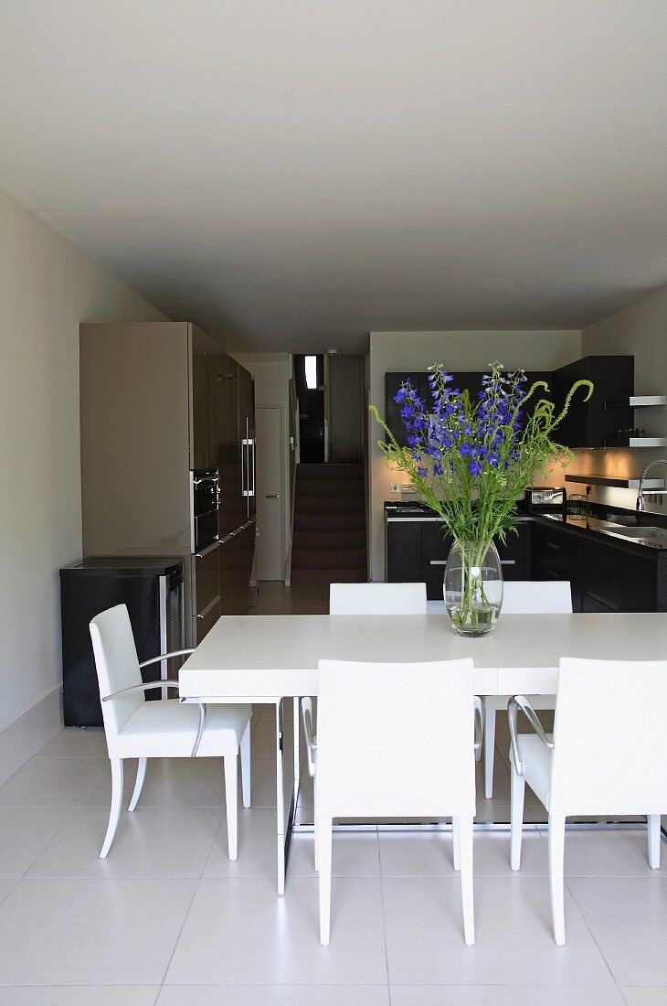 Blumenstrauss auf weißem Esstisch mit Metallgestell in grau-schwarzer Wohnküche