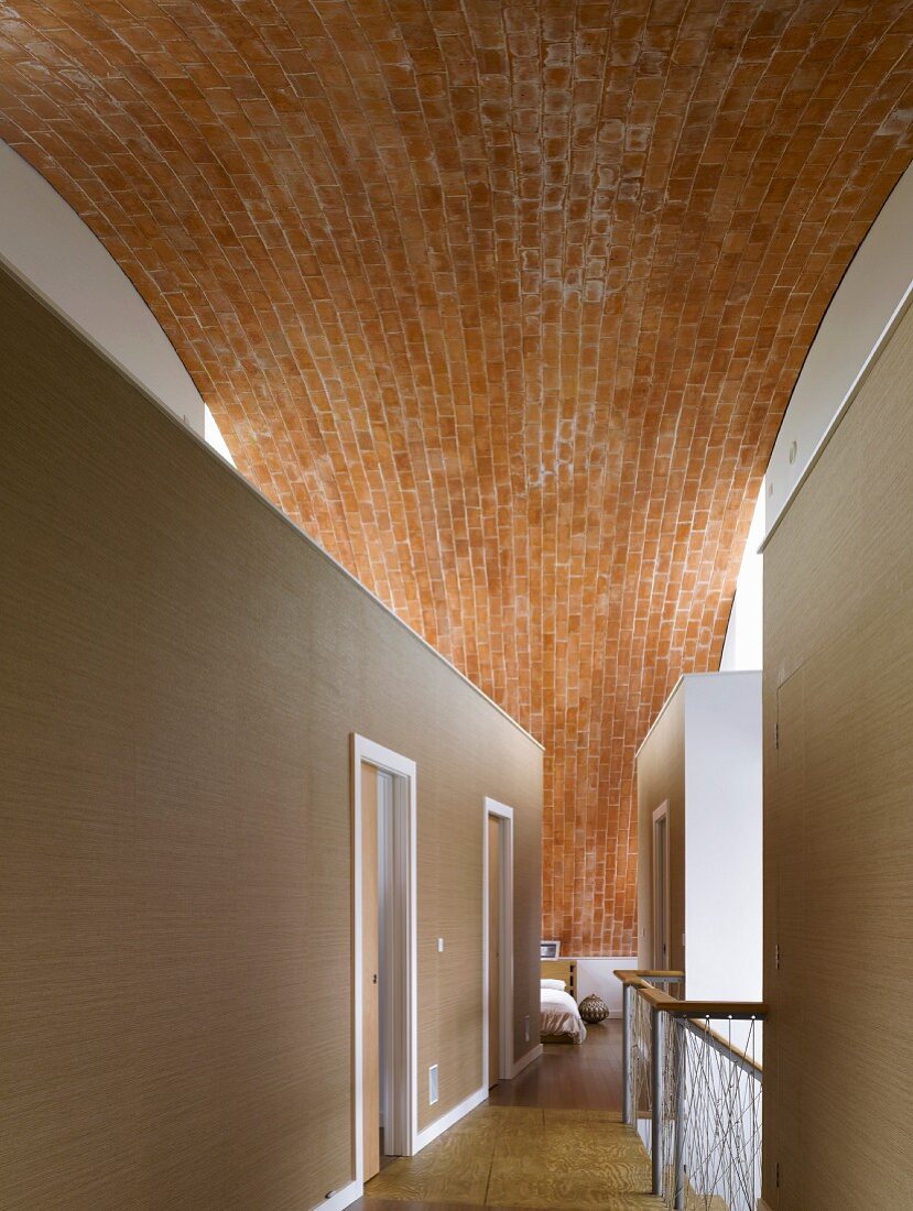 Grosses Ziegelgewölbe über eingeschobenen Raum-Boxen an Galeriegang mit Blick in Schlafzimmer