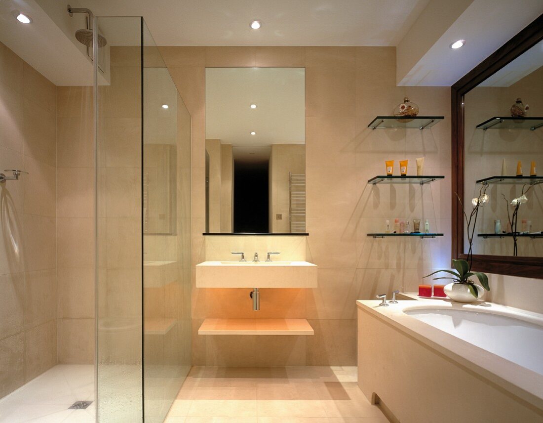 Komplette Natursteinverkleidung in Bad mit bodengleicher Dusche und grossen Spiegeln