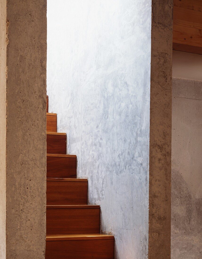 Schmaler Treppenaufgang mit Holzstufen