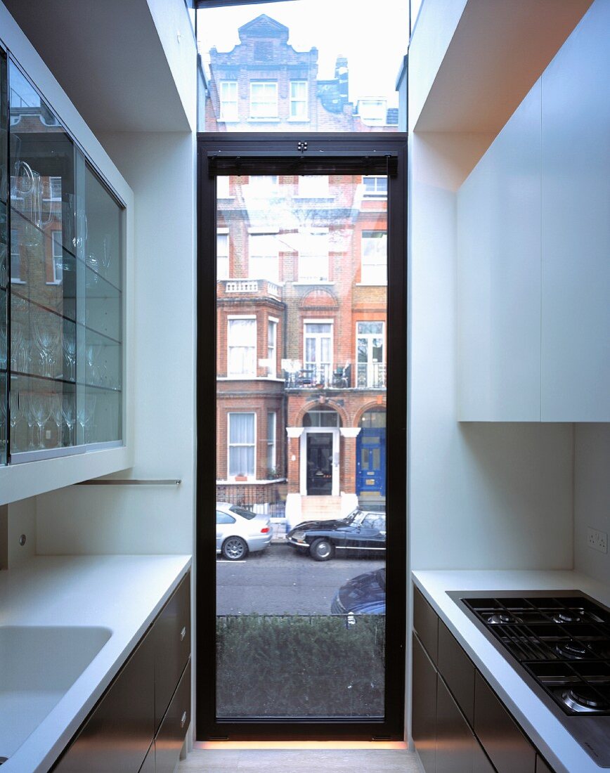 Raumhohes schmales Fenster mit Oberlicht in Küche und Blick auf Londoner Strasse