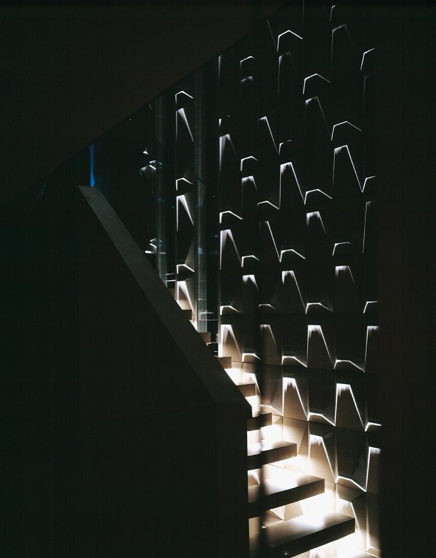 Dramatische Lichtinszenierung im modernen Treppenhaus