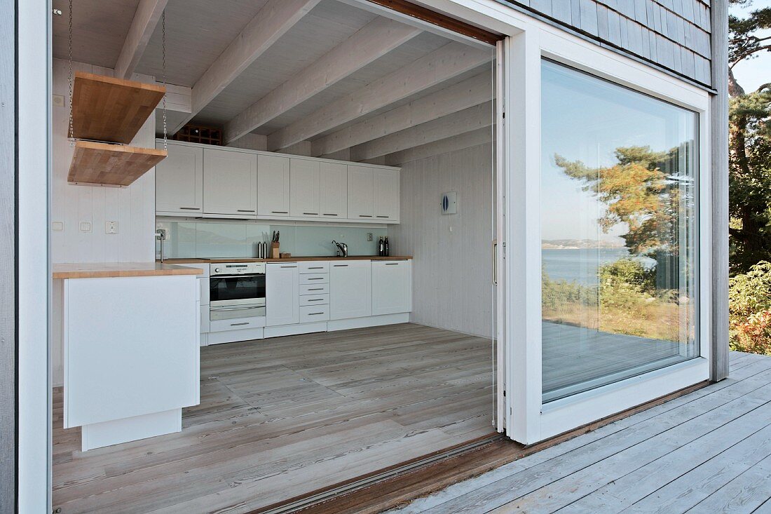 Offene Terrassenschiebetür mit Blick in Küche
