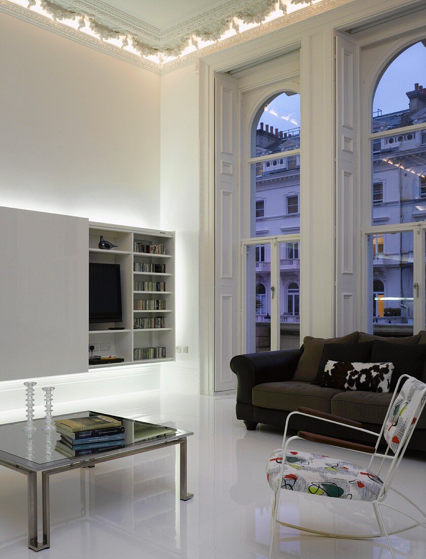 Moderner minimalistischer Wohnraum mit raumhohen Rundbogenfenstern