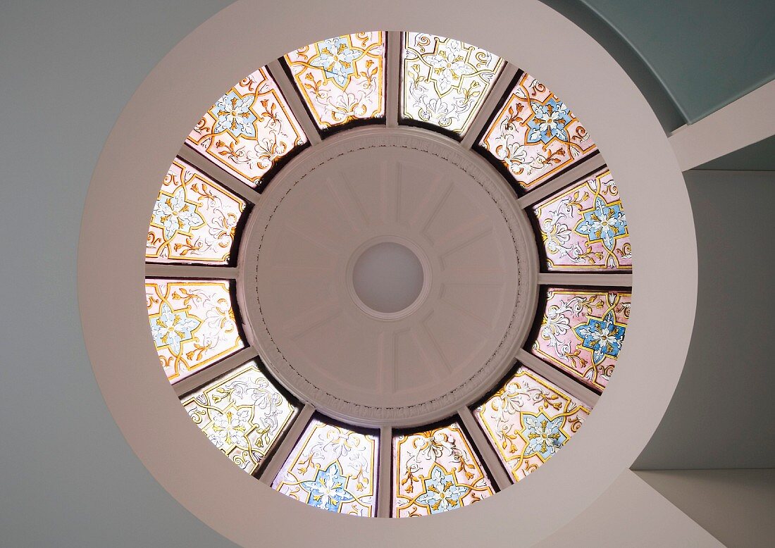 Blick auf moderne kreisförmige Kuppeldecke mit bemalten Glasfenstern