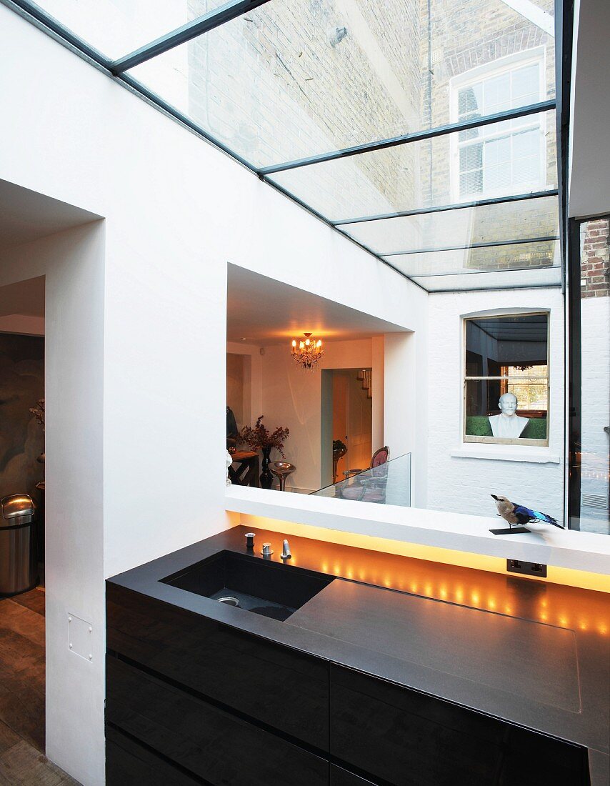 Kleine moderne Küchentheke in Nische eines offenen Vorraums im modernen Anbau