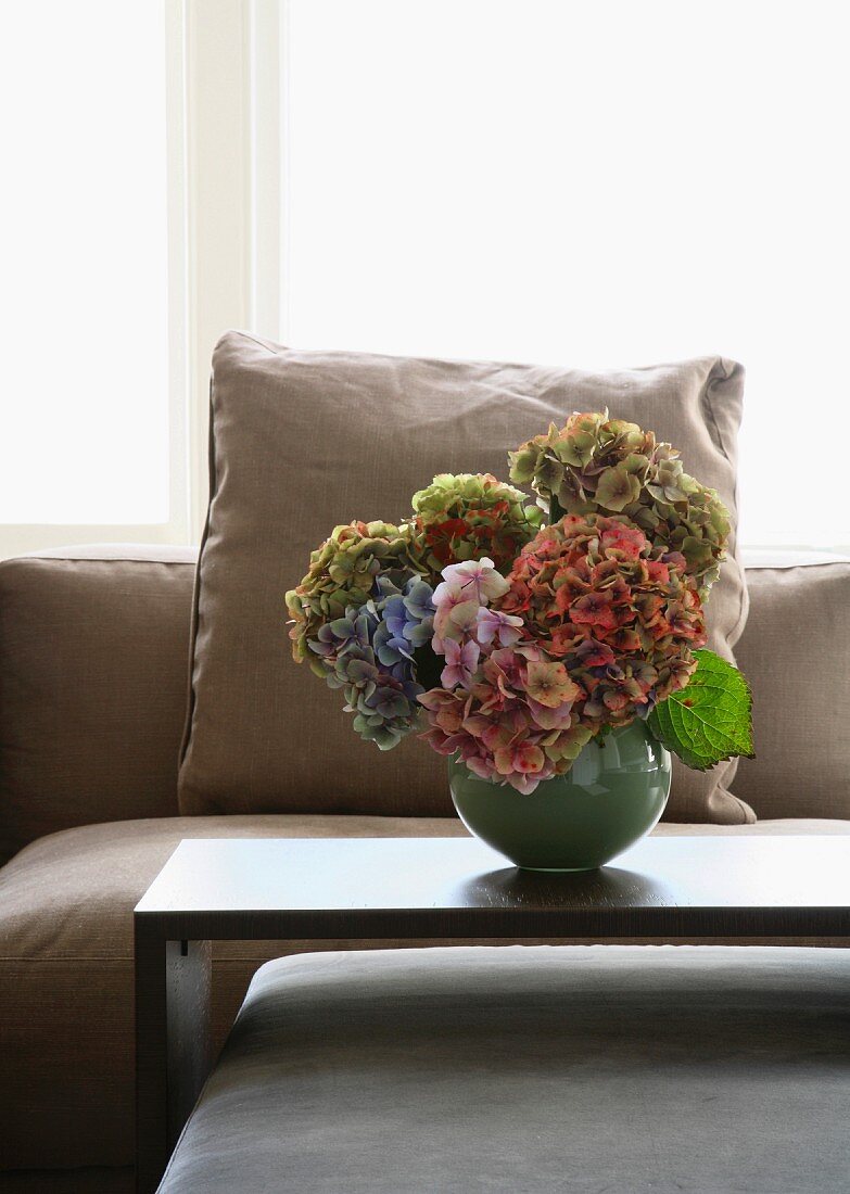 Sofa mit Beistelltischkombination und Hortensien in Vase