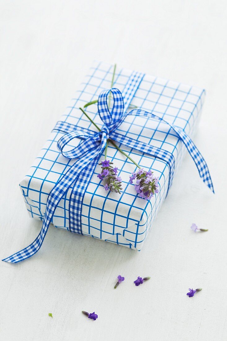 Geschenk mit Lavendelblüten dekoriert