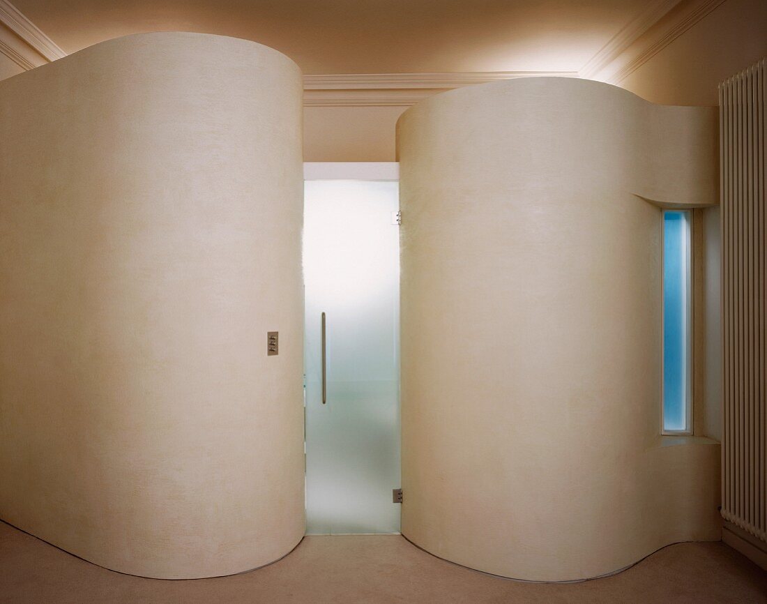 Zylinderförmige Einbauten im klassischen Vorraum