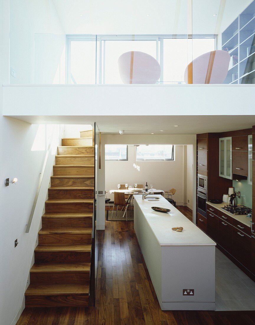 Offenes Wohnen mit Kochbereich und Treppe mit Galerie